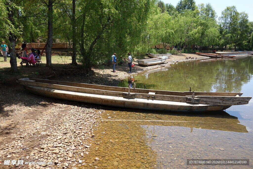 岸边停泊的小船