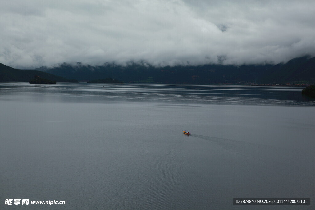 阴云下平静的辽阔水面