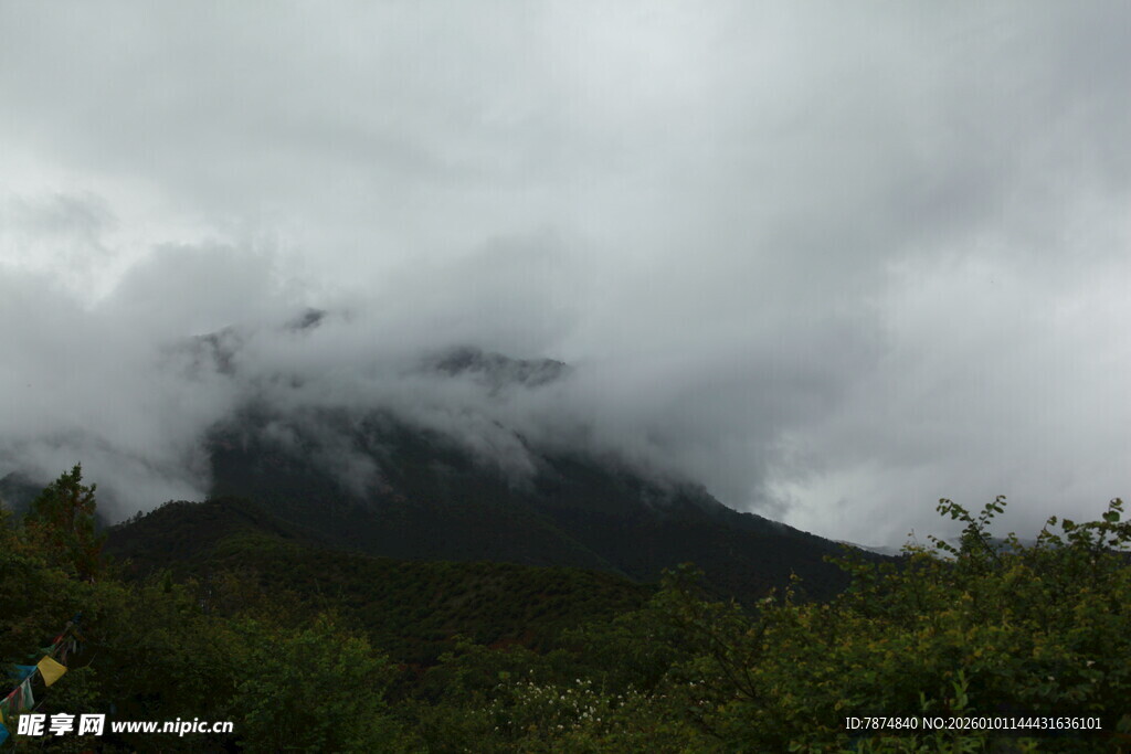 云雾缭绕的壮丽山峰