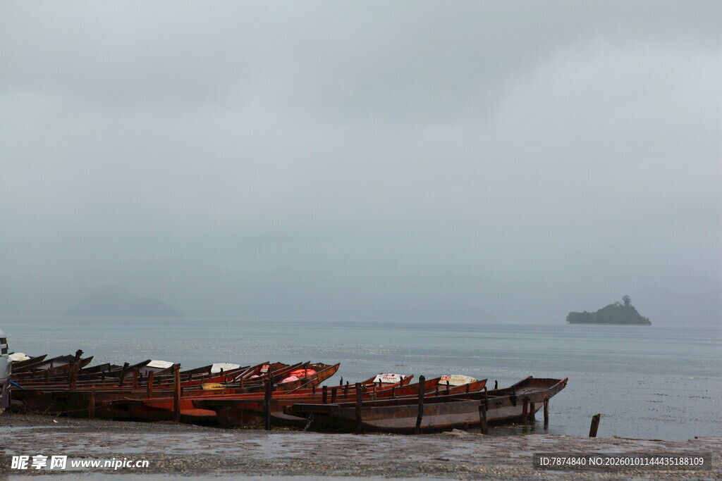 海边停泊的船只与远岛