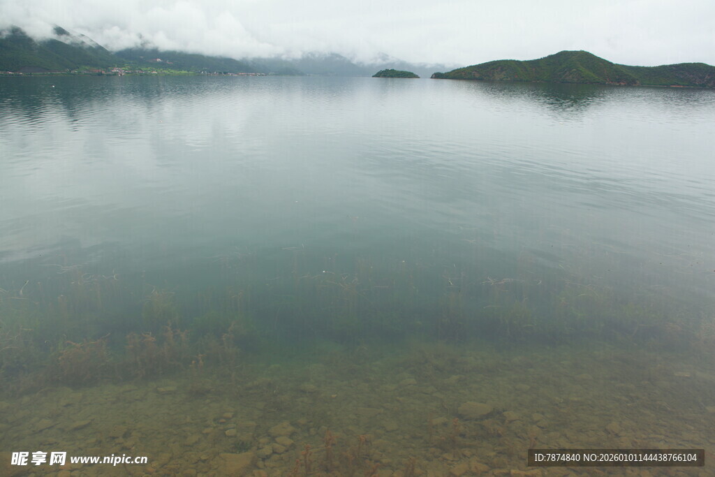 平静湖面倒映远山美景