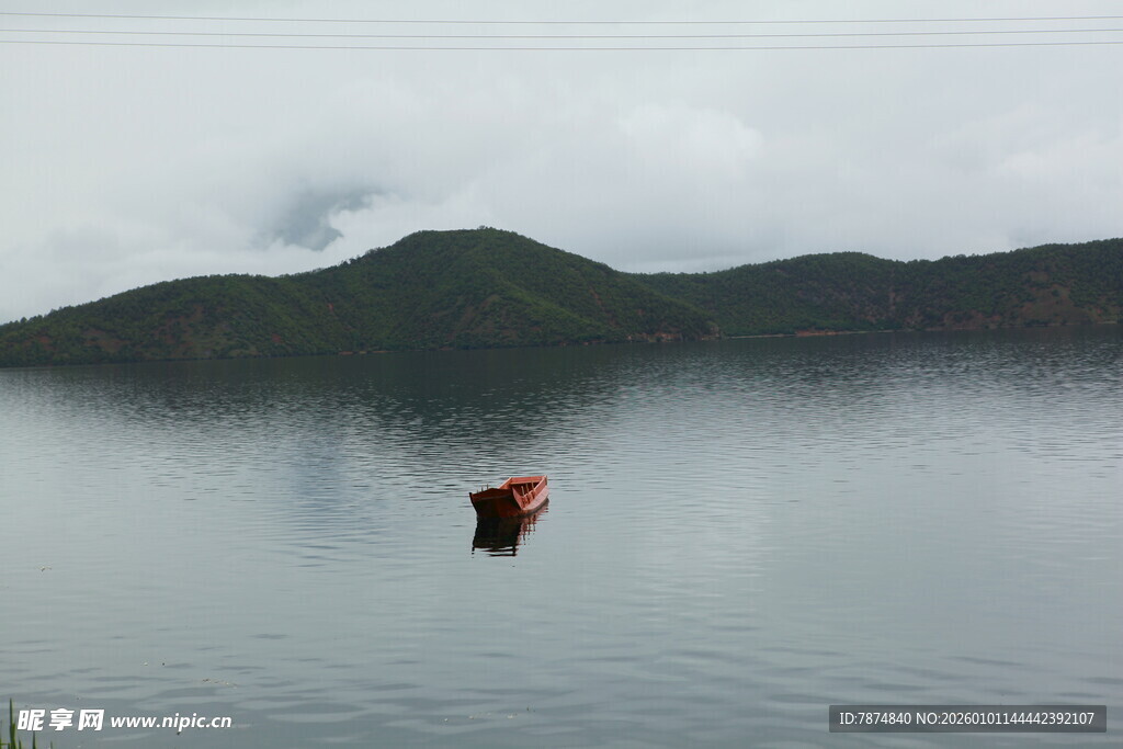 水面飞鸟与远山景致