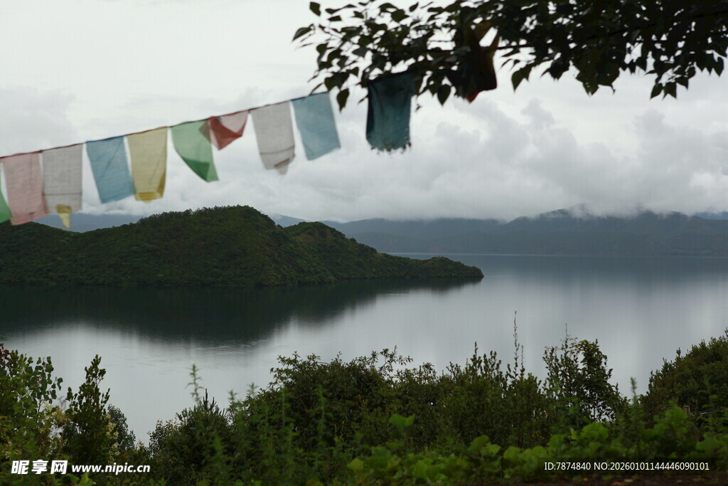 湖畔经幡与山水美景