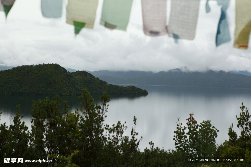湖畔经幡与远山云雾美景