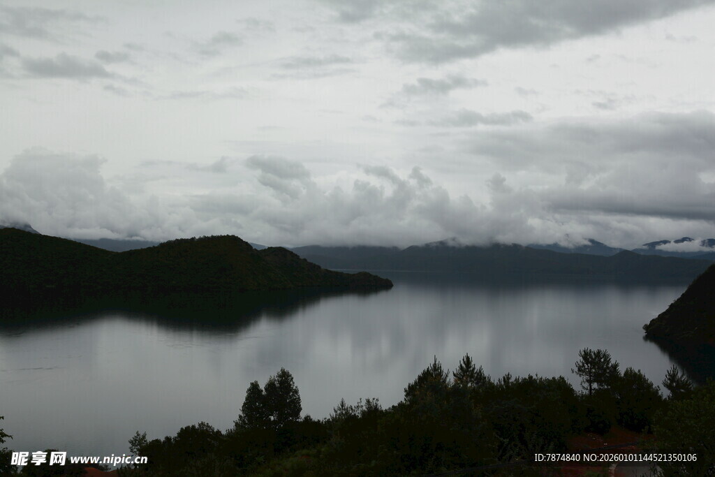 云雾缭绕的静谧湖山景色
