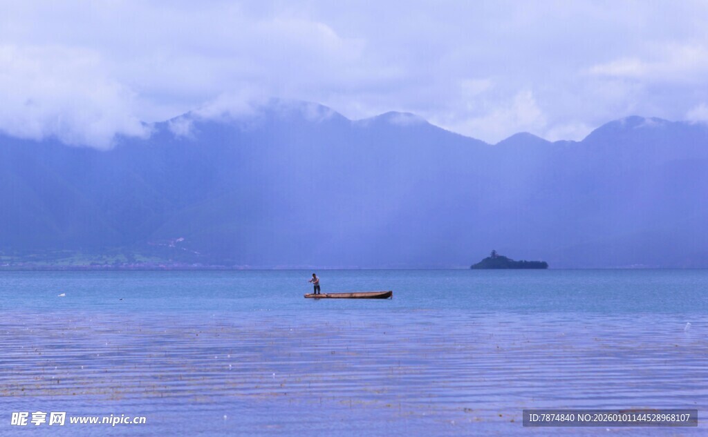 海上孤舟 远山云雾缭绕