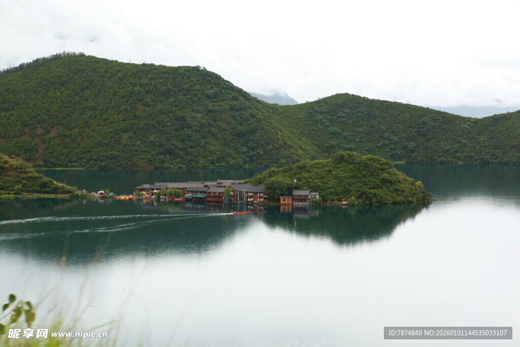 宁静山水间的美丽湖景