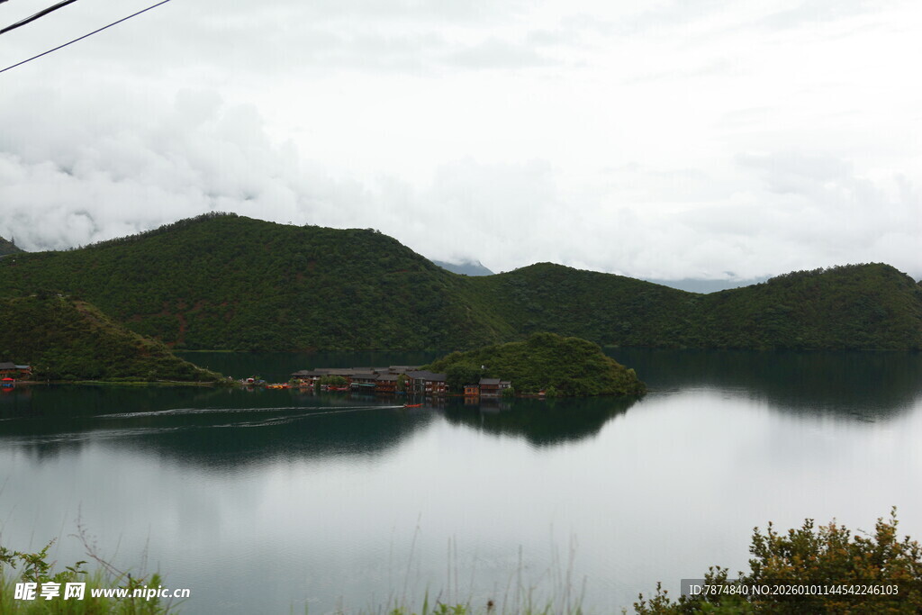 宁静山水间的美丽湖泊