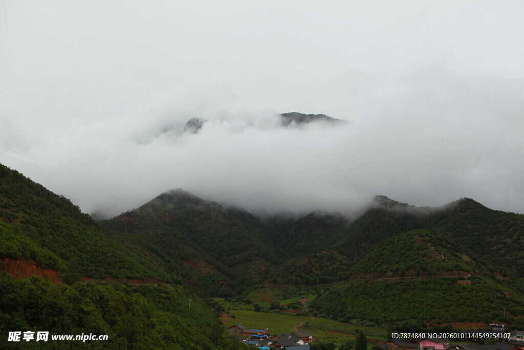 云雾缭绕的山间村落