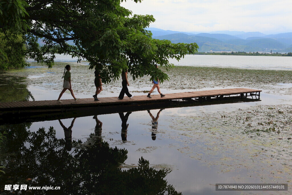 漫步栈桥的三人身影