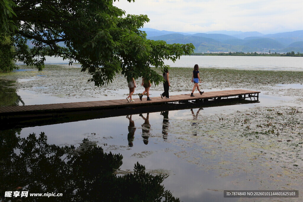 湖畔木栈道上的休闲身影