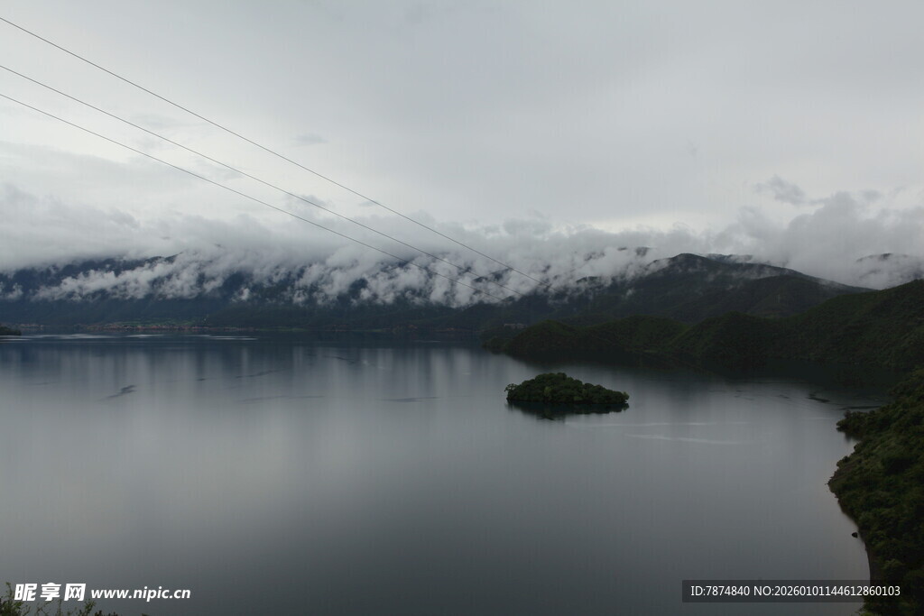 宁静湖景与远处雪山
