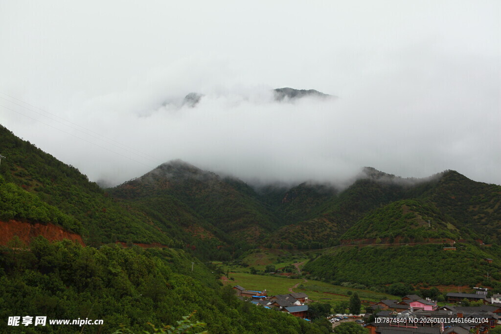 云雾缭绕的山间村落