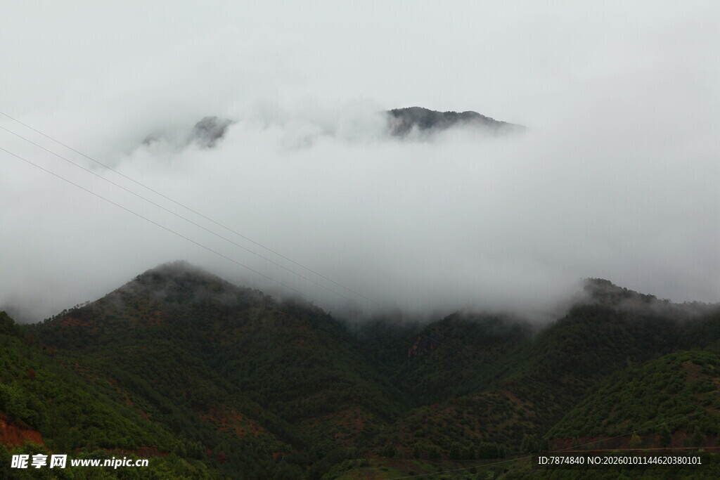 云雾缭绕的山峦美景