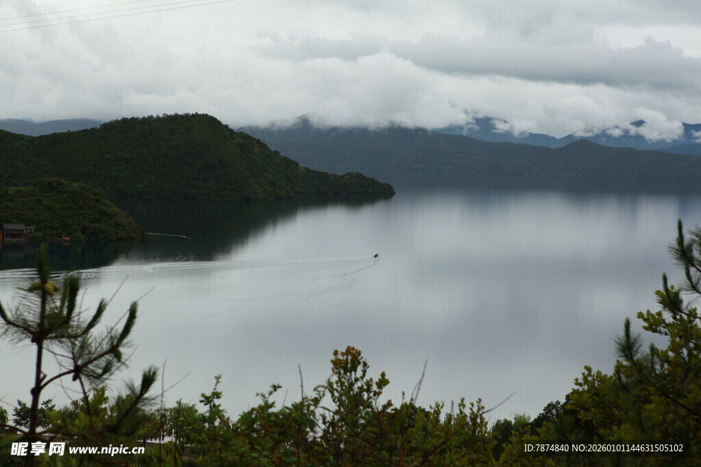 云雾缭绕的山水景致
