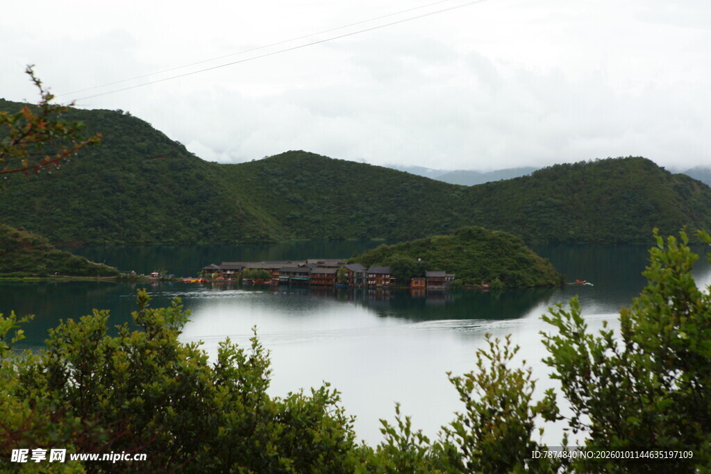 湖畔青山环绕的静谧风光