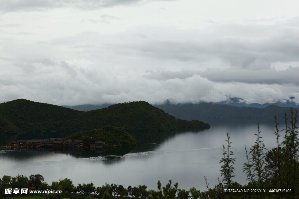 云雾缭绕的山水风光