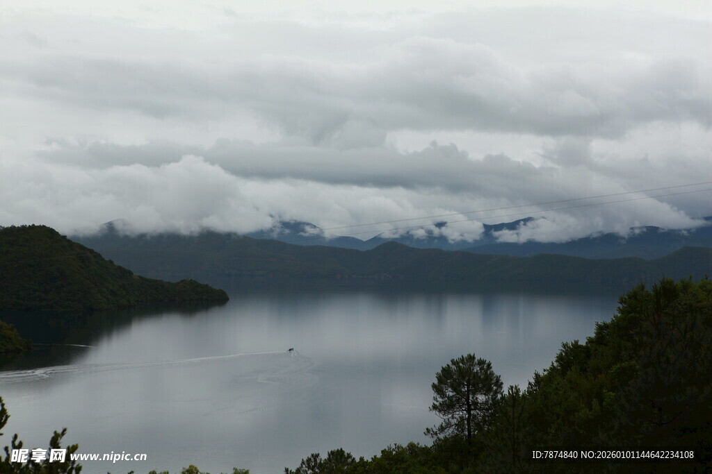 云雾缭绕的静谧山水风光