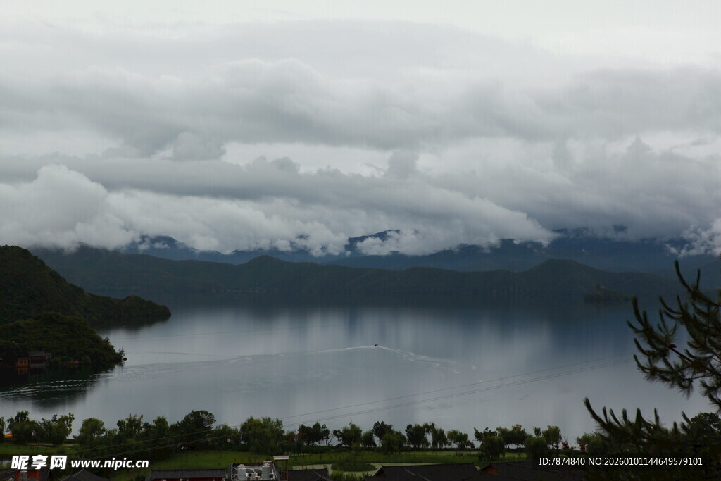 云雾缭绕的静谧湖景