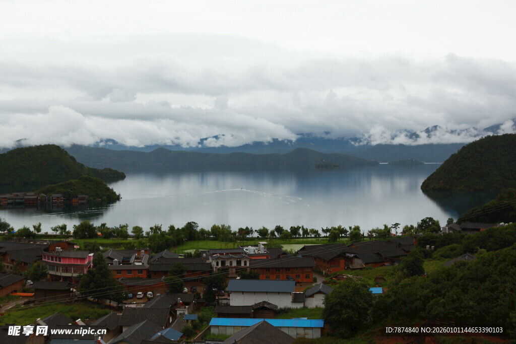 湖畔小镇与远山云雾美景