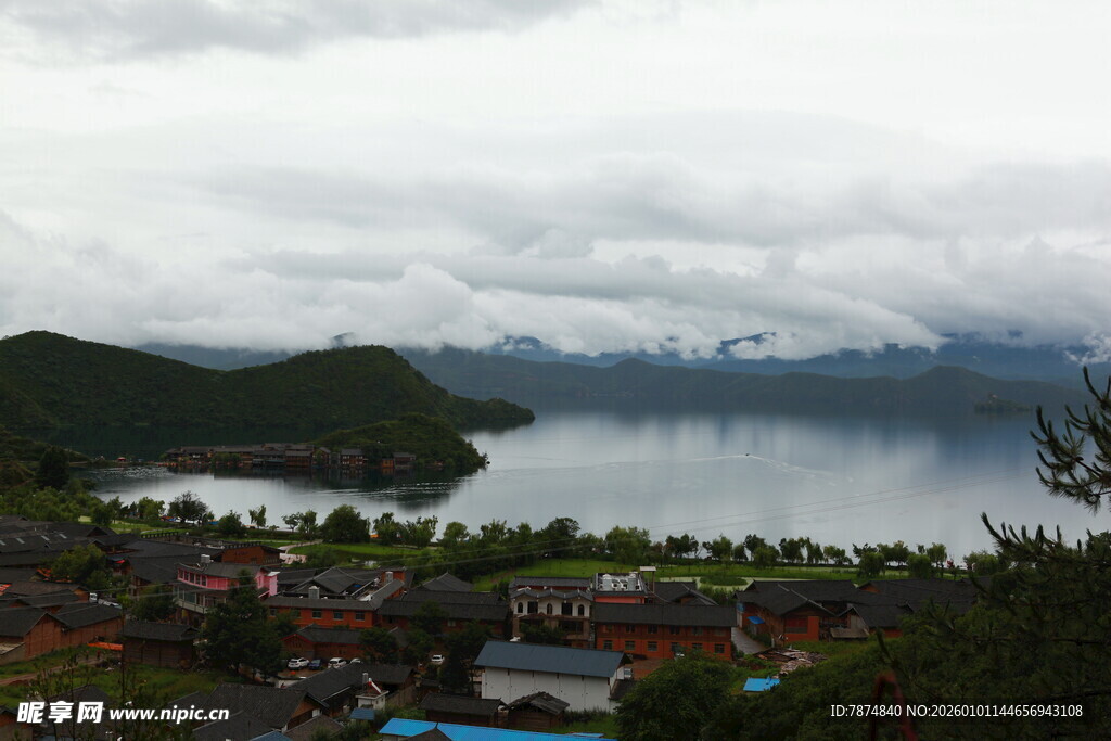 湖畔小镇风光 云雾缭绕