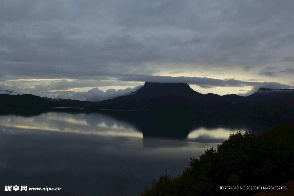 黄昏下静谧的山水倒影