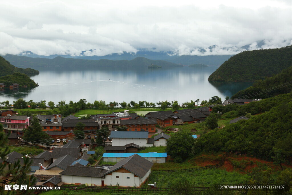湖畔村落风光美景