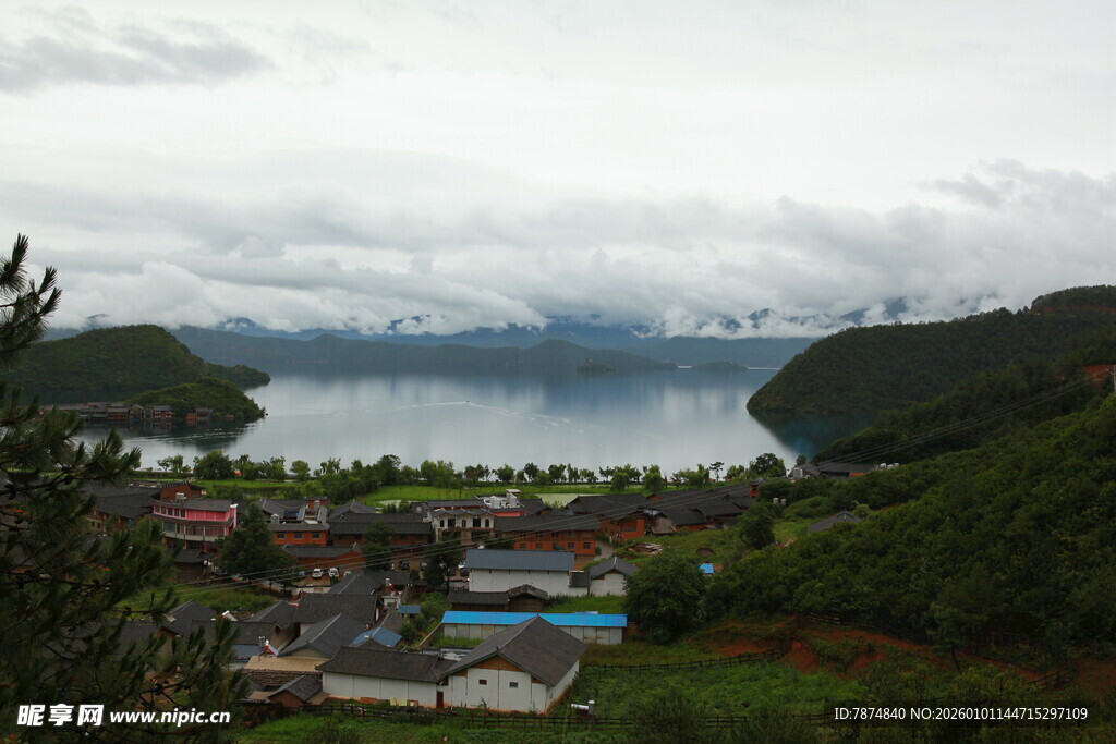 山间湖畔小镇风光