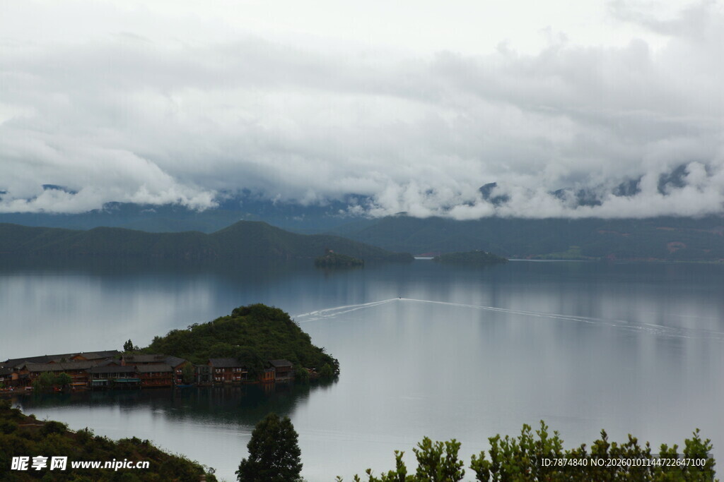 云雾缭绕的静谧湖中小岛