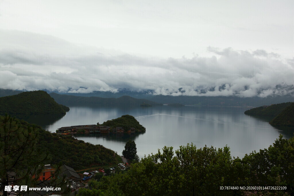 云雾缭绕的静谧湖泊风光