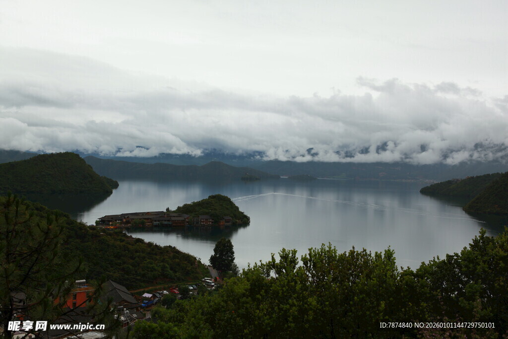云雾缭绕的静谧山水风光