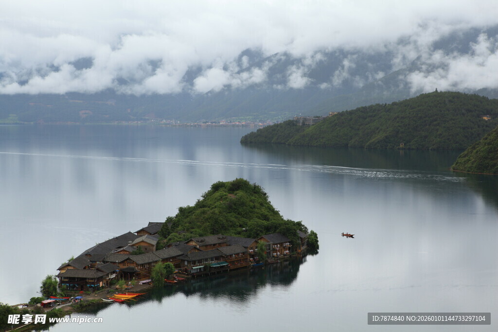 湖中小岛云雾缭绕美景