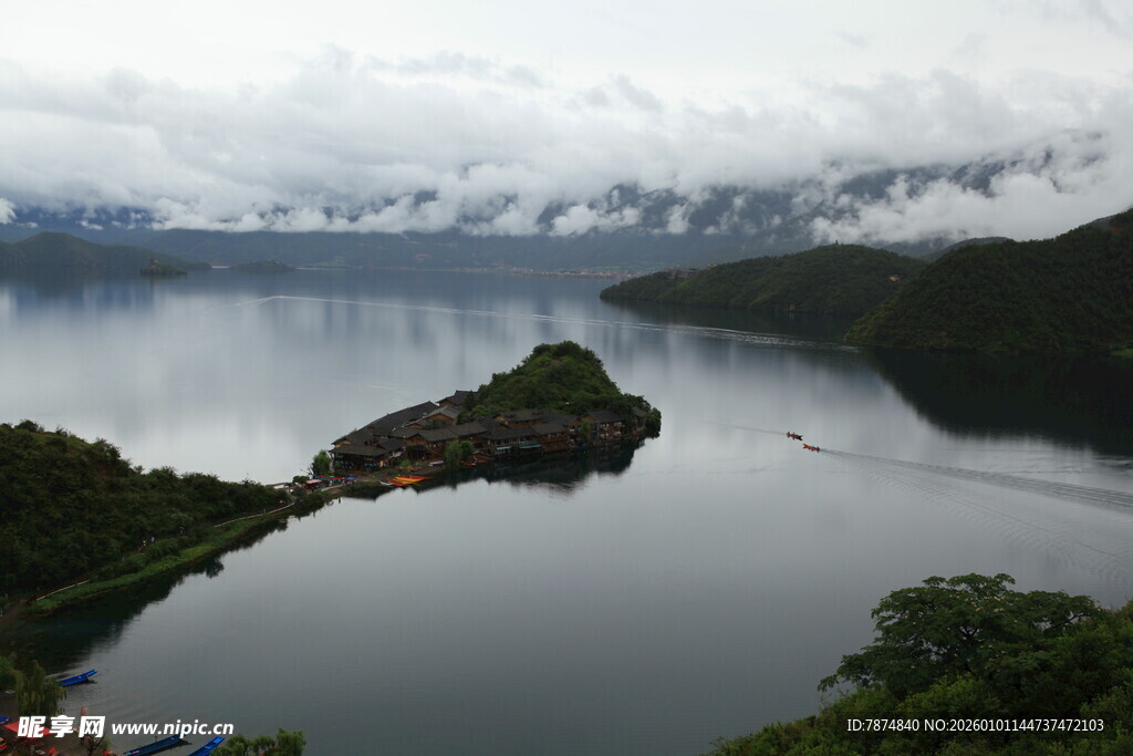 湖中小岛云雾缭绕美景