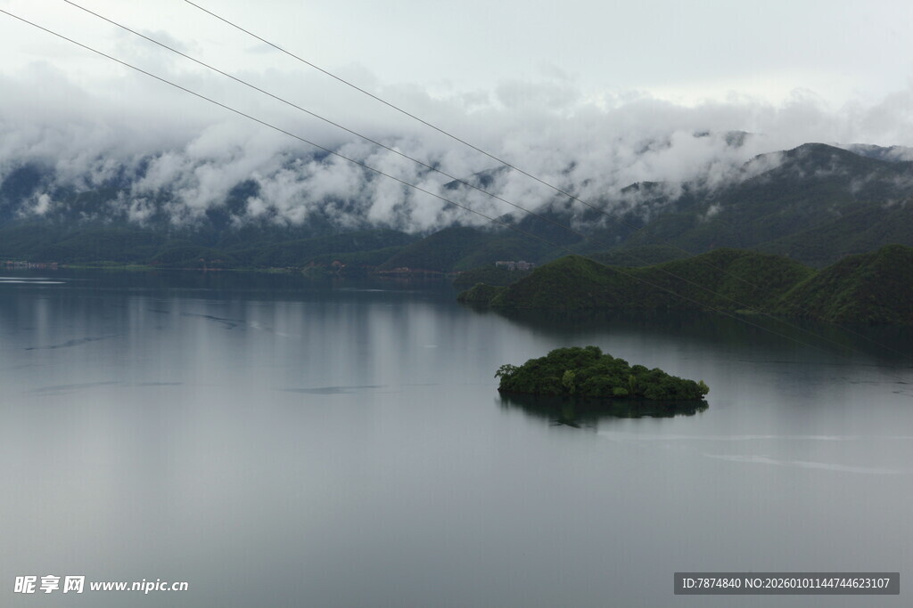 雪山下宁静的湖中小岛
