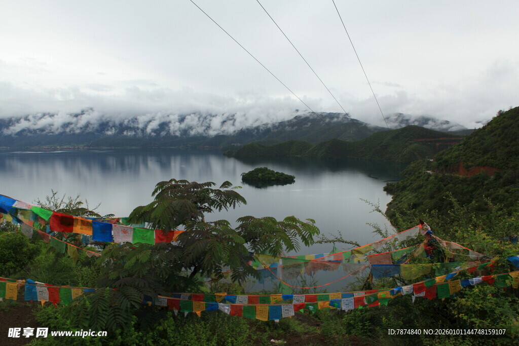 湖畔经幡 雪山下的秀丽风光