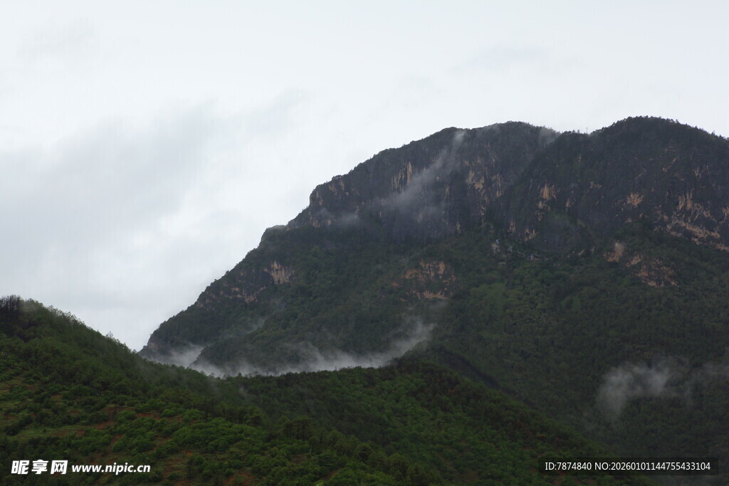 云雾缭绕的山峦美景