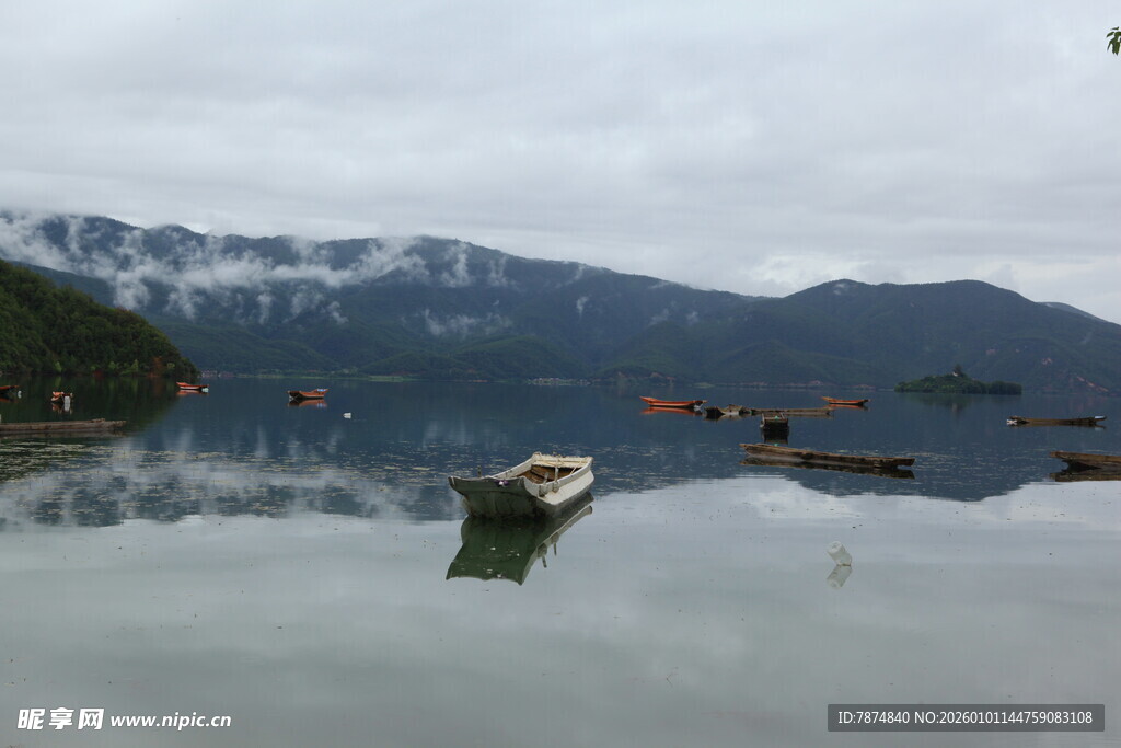 宁静湖面的孤舟与远山
