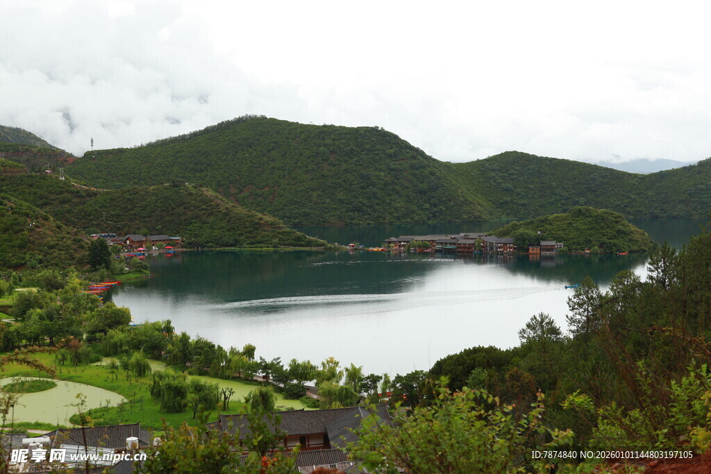 山间湖泊秀丽风光