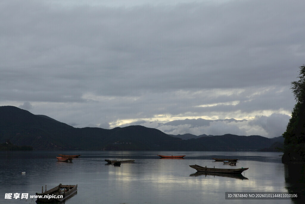 湖畔小船伴远山云雾