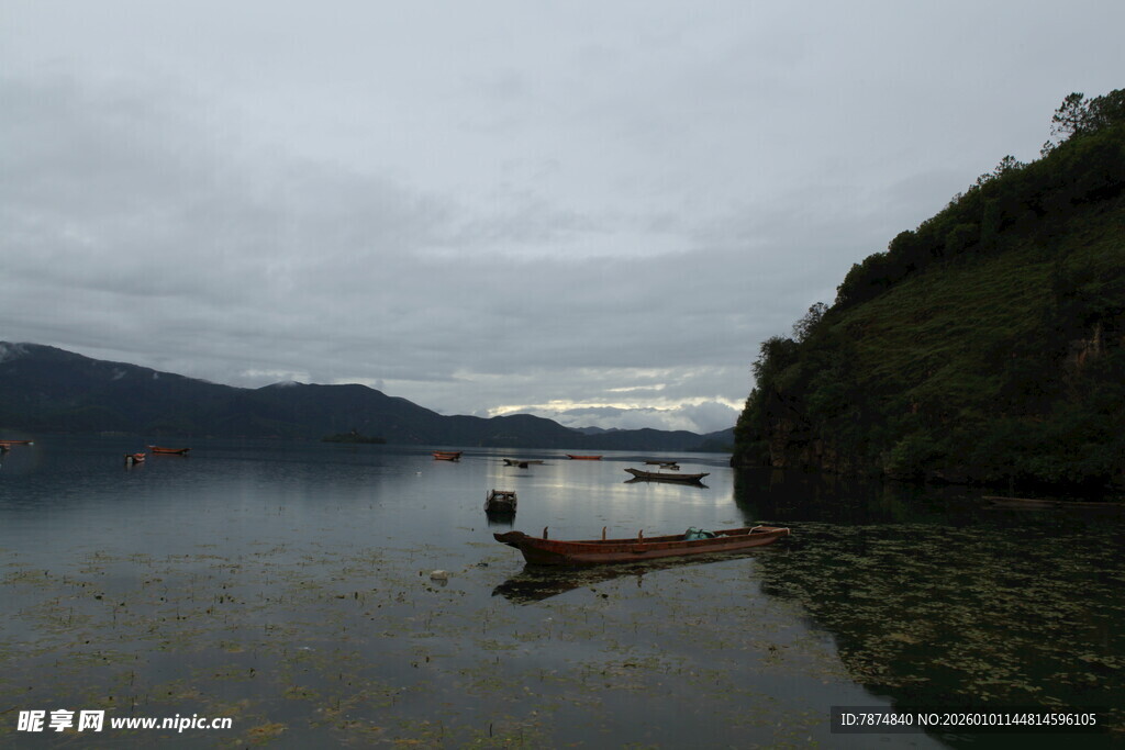 宁静湖面的孤舟与青山