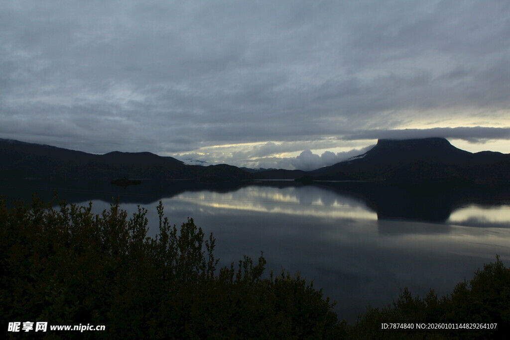 宁静湖景与远山的黄昏时刻