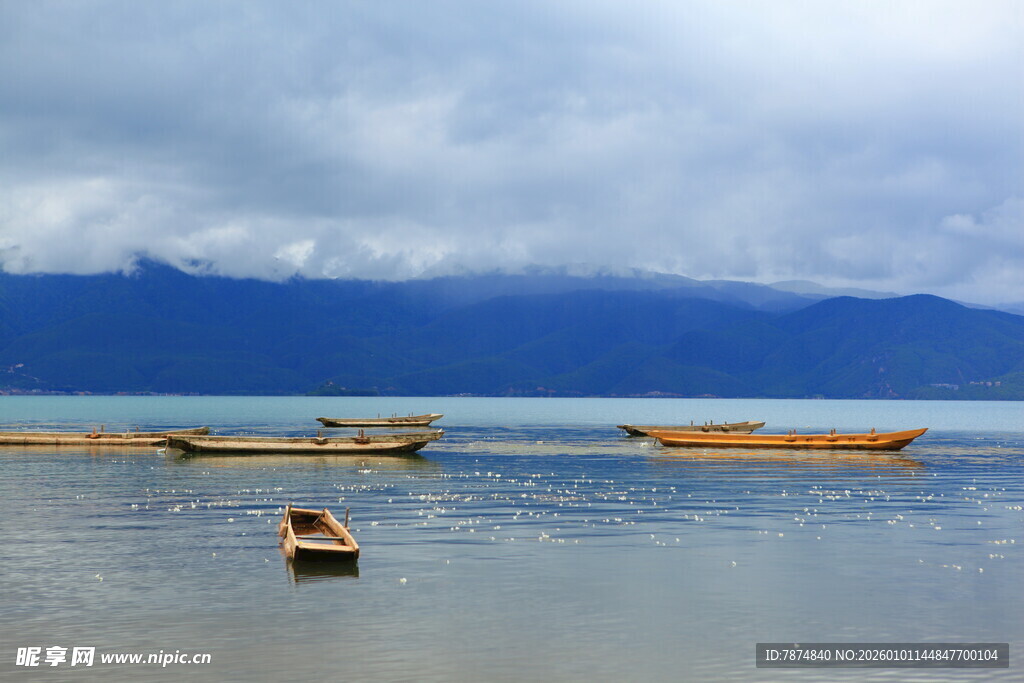 宁静湖面的孤舟与远山