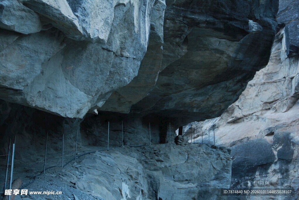 山洞内的岩石景观