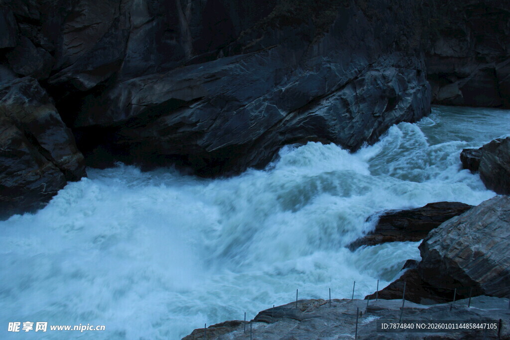 湍急溪流穿岩石而过