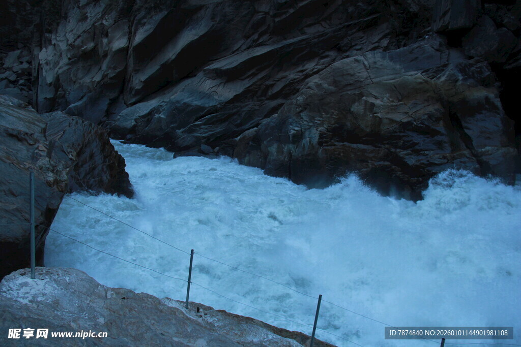 山间湍急的白色水流
