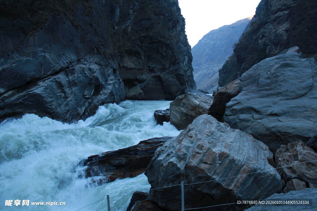 峡谷湍急河流中的巨石
