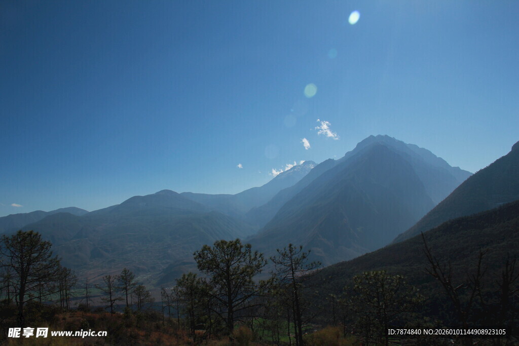 壮丽山景 阳光洒落群山