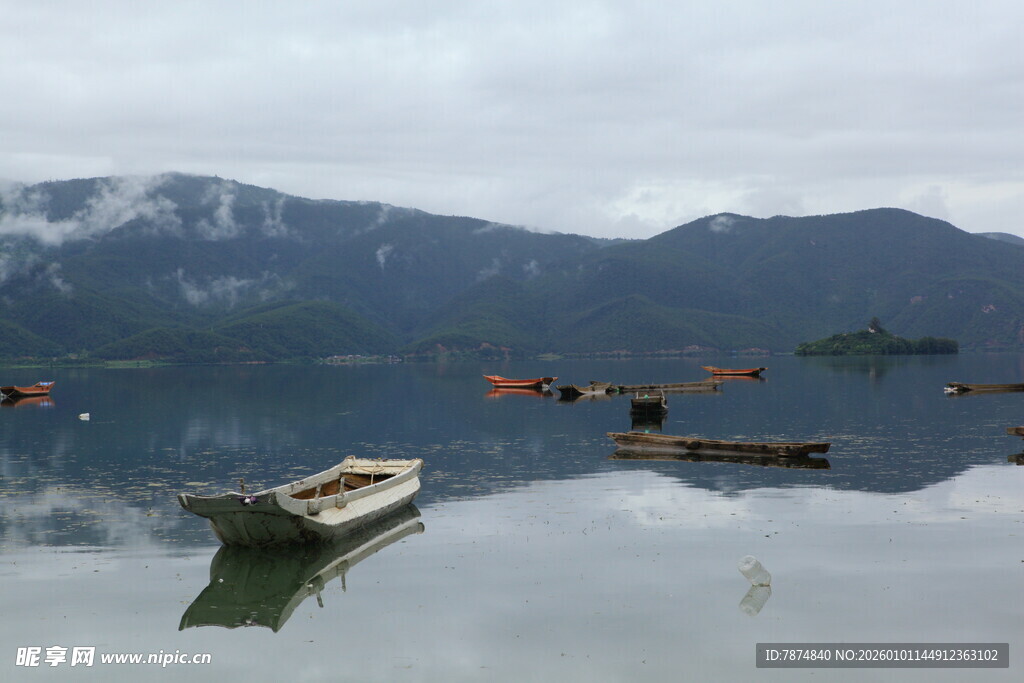 湖中小船与远处山峦景色