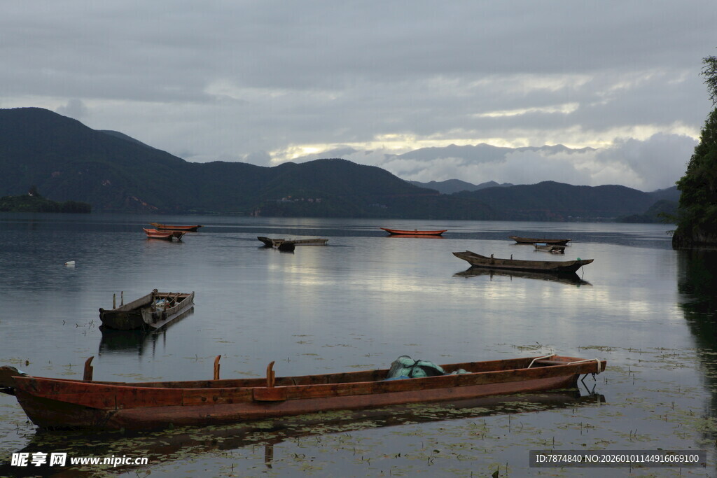 宁静湖面停泊的几叶扁舟