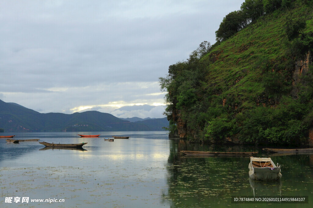 宁静湖畔青山倒影美景